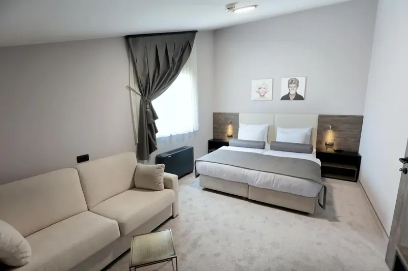 Une chambre moderne avec un canapé et un grand lit.