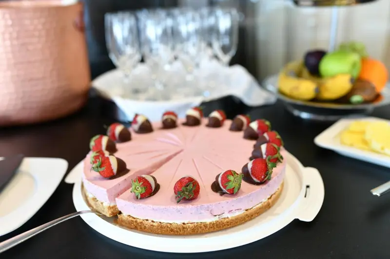 Assortiment de pâtisseries et de fruits frais présentés sur un buffet.