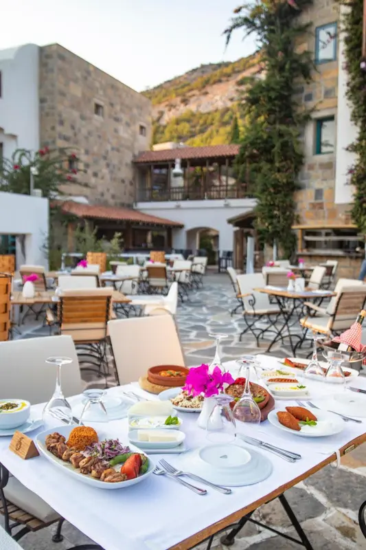 Une table dressée avec des plats variés en extérieur.