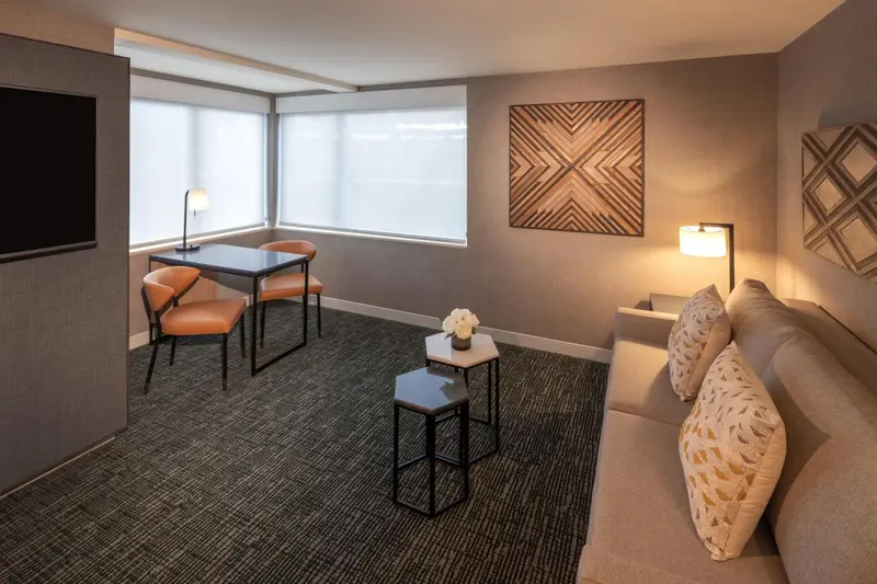 Espace de vie intérieur avec table, chaises et canapé.