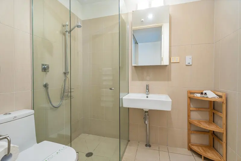 Une salle de bain claire avec douche à l'italienne et meuble vasque.