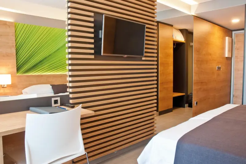 Une chambre moderne avec un bureau et un grand lit.