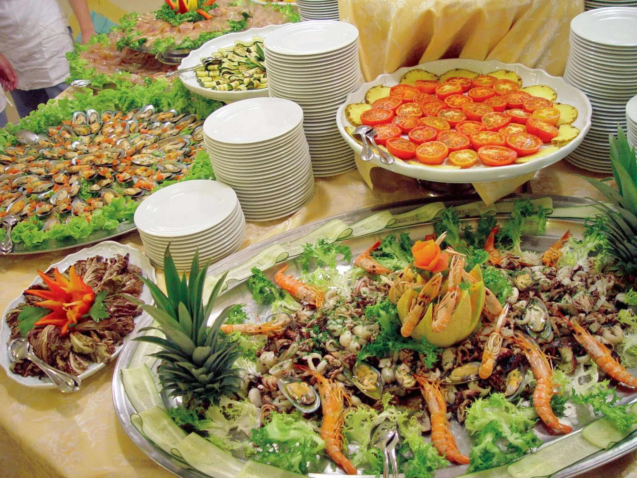 Un buffet propose une grande variété de plats froids, notamment des salades, des fruits de mer et des crudités.