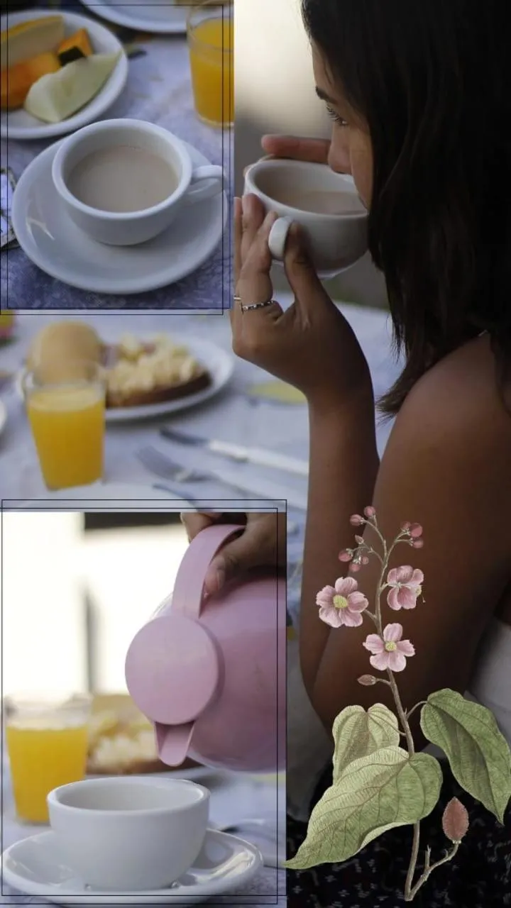 Une personne déguste une boisson chaude accompagnée de fruits et de viennoiseries.