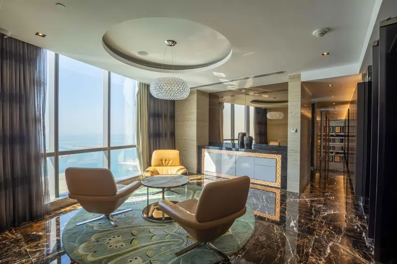 Espace de détente avec canapés et vue sur la mer.