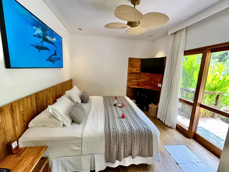 Une chambre lumineuse avec un grand lit et une décoration en bois.