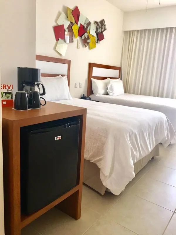 Une chambre d'hôtel avec un lit et une table de chevet.