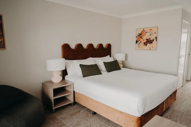 Une chambre avec un grand lit et des tables de chevet.