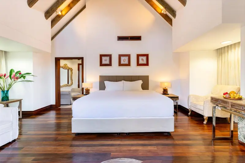 Une chambre lumineuse avec un grand lit et une décoration sobre.