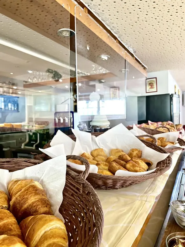 Un buffet propose des viennoiseries dans des corbeilles en osier.