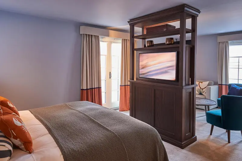 Une chambre lumineuse avec un grand lit et un espace détente.