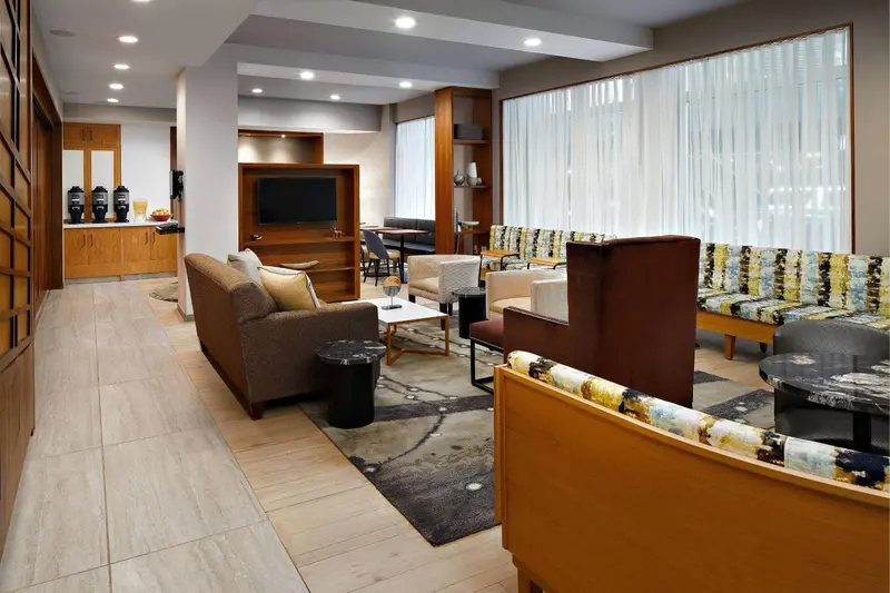 Un espace de détente intérieur avec canapés et tables basses.