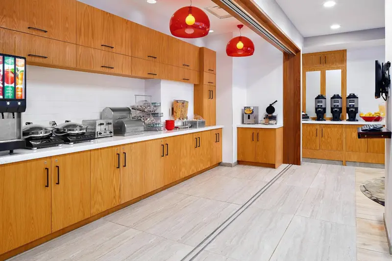 Un comptoir de buffet propose une variété de plats et de boissons.