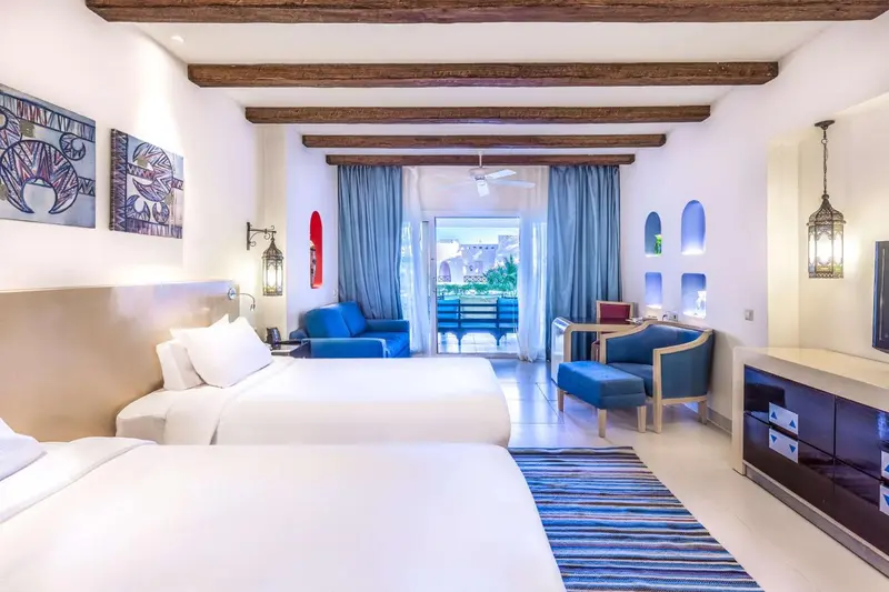 Une vue d'ensemble d'un hôtel avec une piscine et un jardin.
