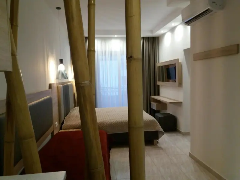 Une chambre lumineuse avec un lit et un téléviseur mural.
