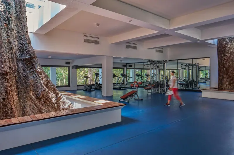 Une salle de sport lumineuse avec des équipements de fitness et une décoration intérieure originale.
