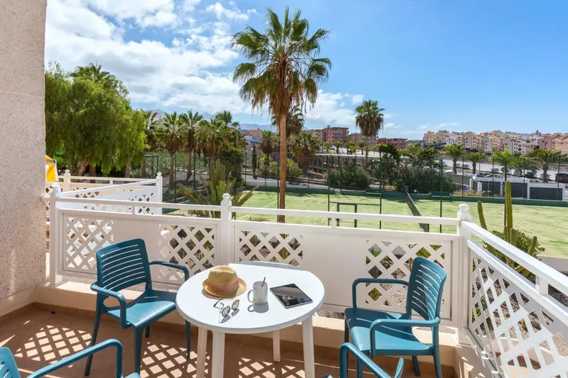 Terrasse avec mobilier d'extérieur et vue sur la ville.