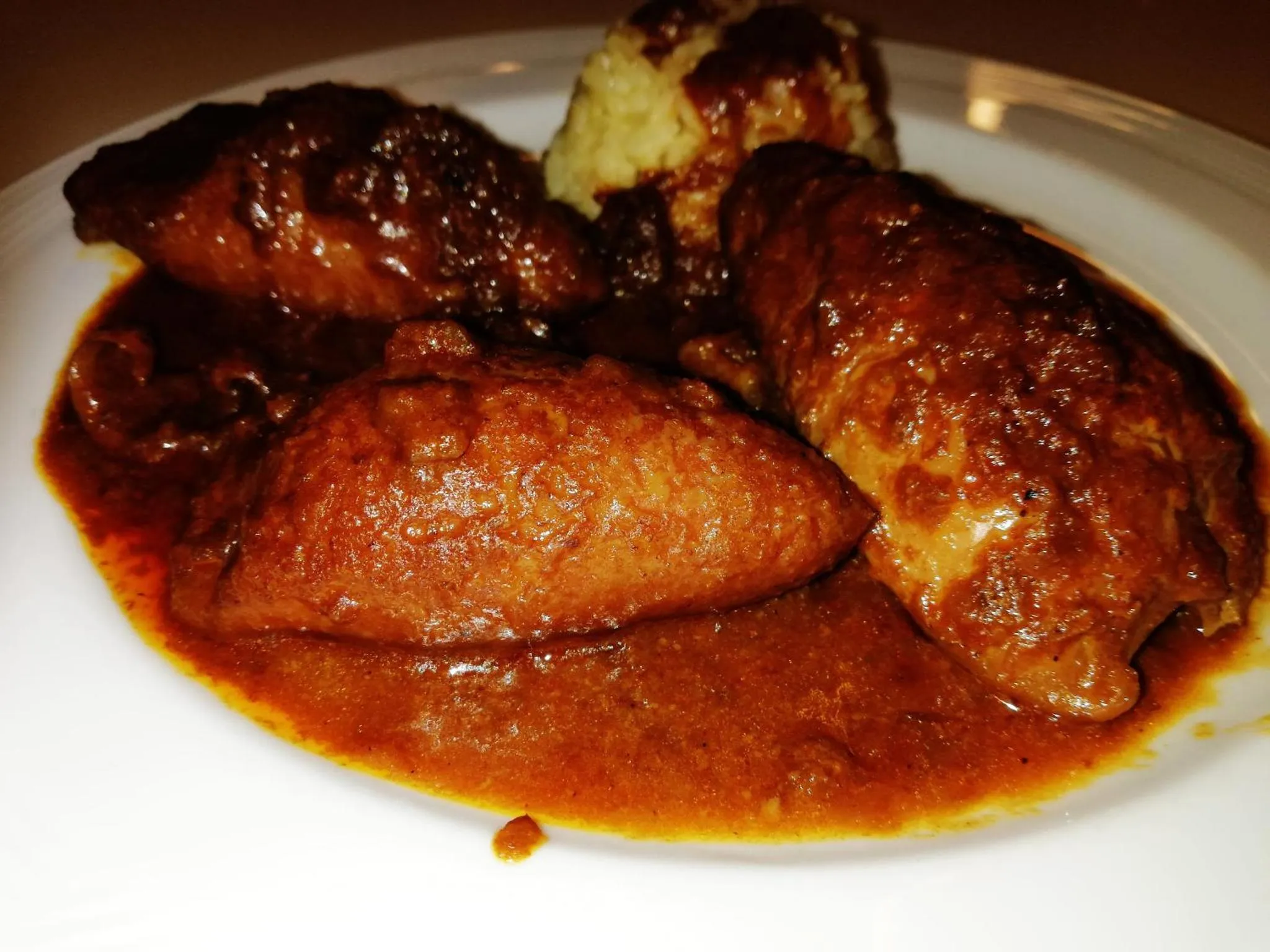 Assiette de viande en sauce accompagnée d'une garniture.