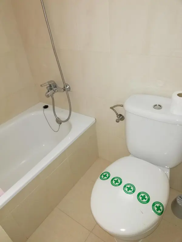 Une salle de bain avec baignoire et toilettes.