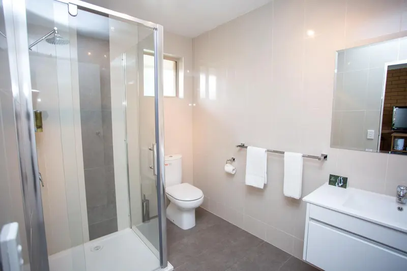 Une salle de bain moderne avec douche à l'italienne et lavabo.