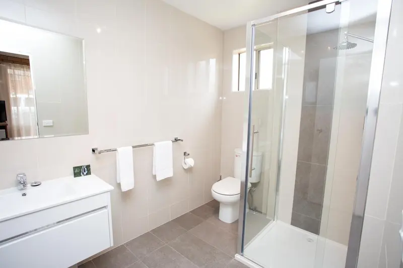 Une salle de bain moderne avec douche à l'italienne et lavabo.