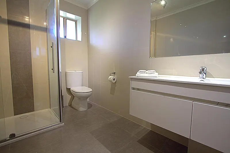 Une salle de bain moderne avec douche à l'italienne et lavabo.