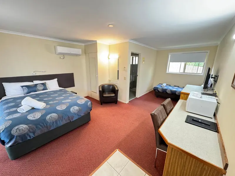 Une chambre d'hôtel avec un grand lit et un coin bureau.
