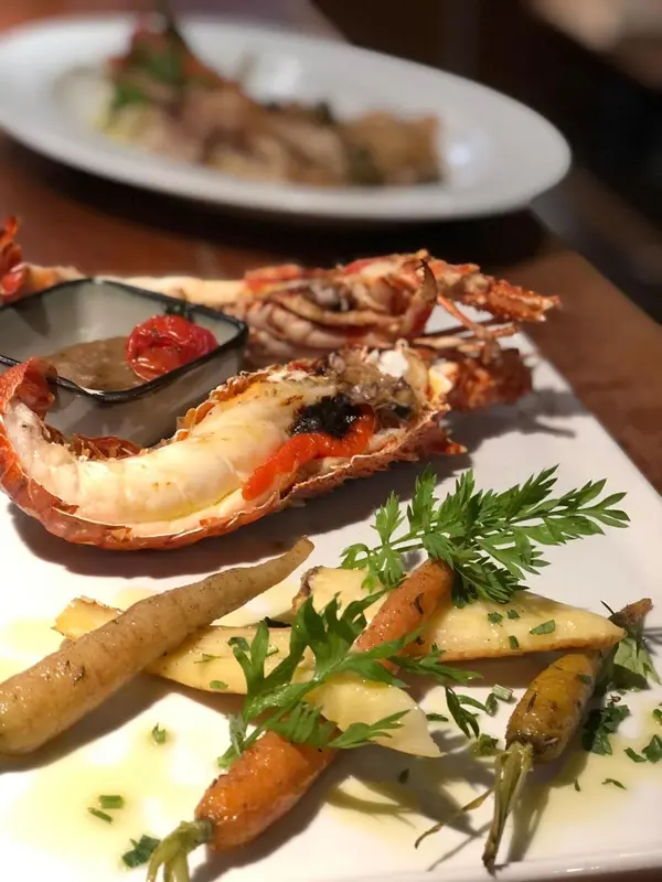 Assiette de fruits de mer et de légumes présentés avec soin.
