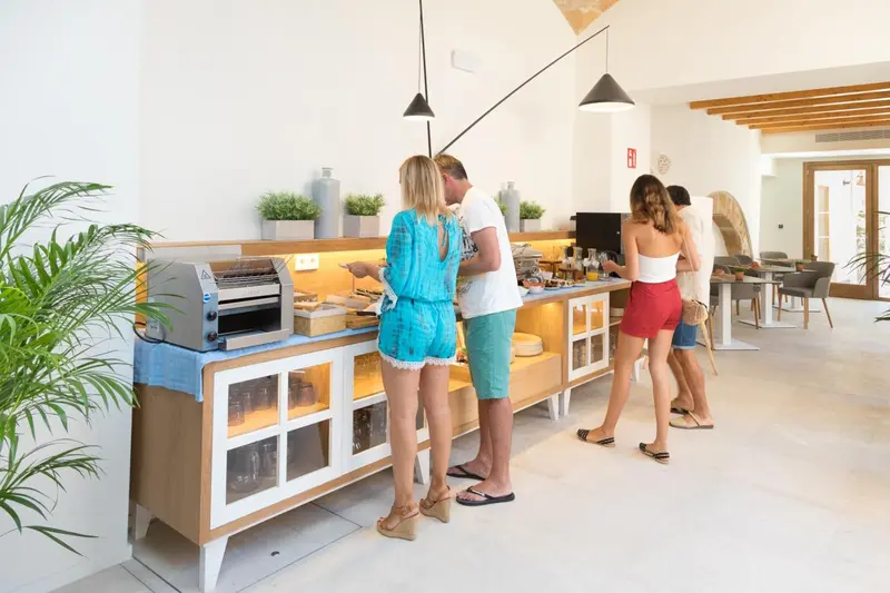 Des clients se servent au buffet d'un restaurant lumineux et moderne.