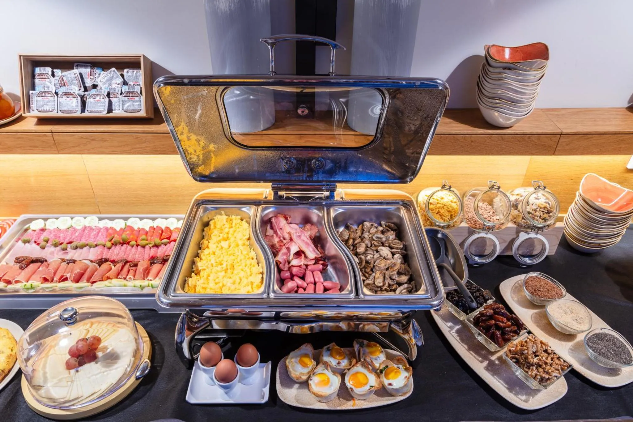 Un buffet propose une variété de plats et de céréales.