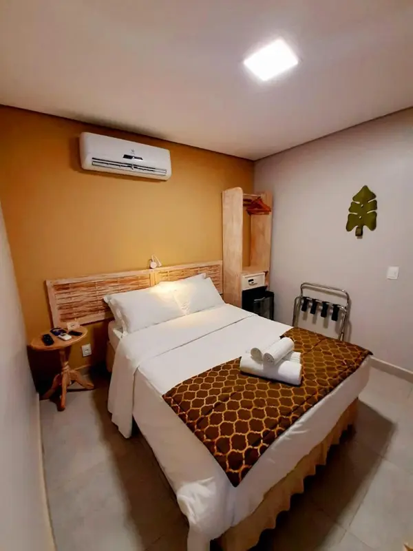 Une chambre avec un lit double et une décoration chaleureuse.