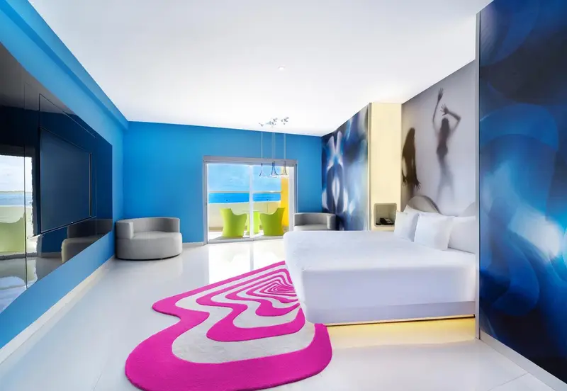 Chambre moderne avec un grand lit et une vue sur la mer.