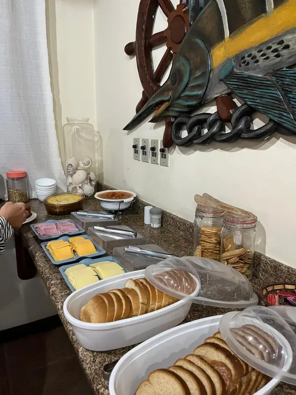 Un comptoir propose une selection de pains, de fromages et de confitures.