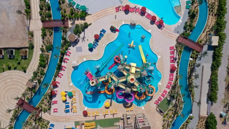 Vue aérienne d'un complexe aquatique avec plusieurs piscines et toboggans.