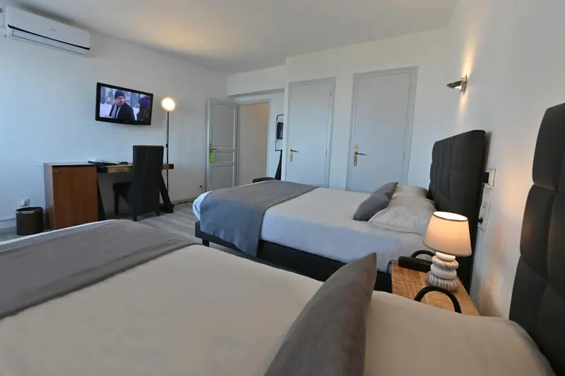 Une chambre moderne avec un lit double et un bureau.