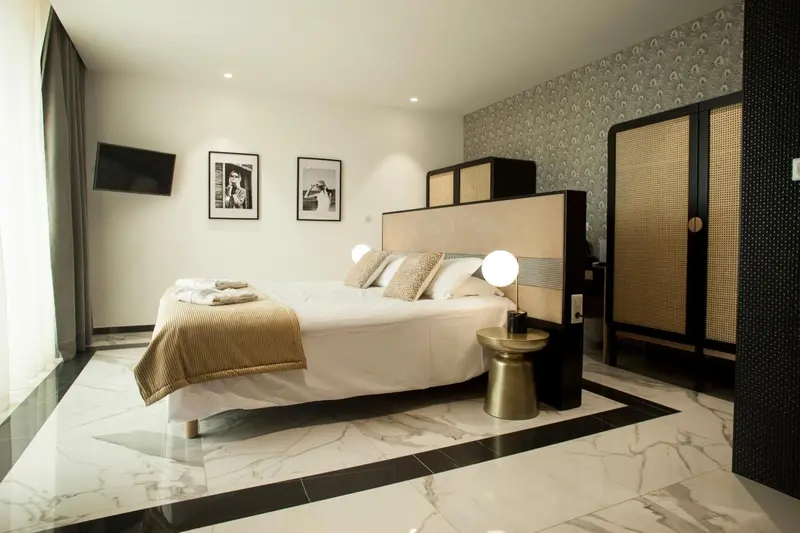 Une chambre lumineuse avec un grand lit et une décoration moderne.