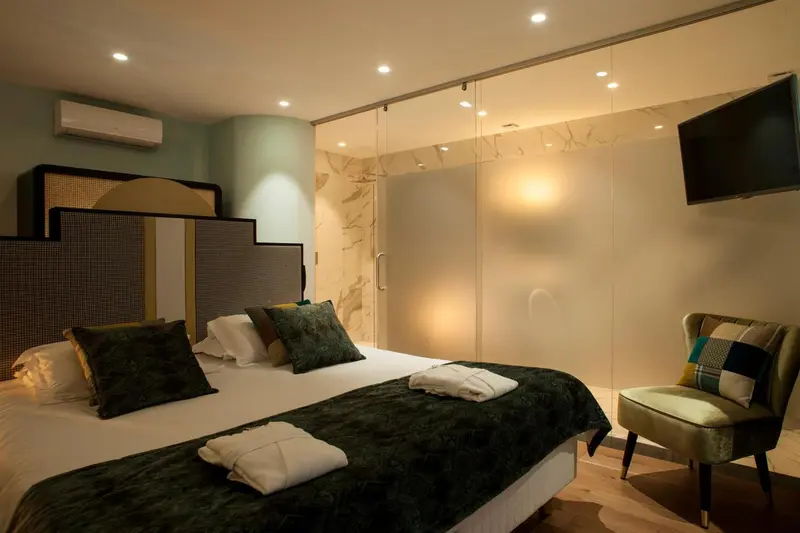 Une chambre à coucher avec un grand lit et un espace détente.