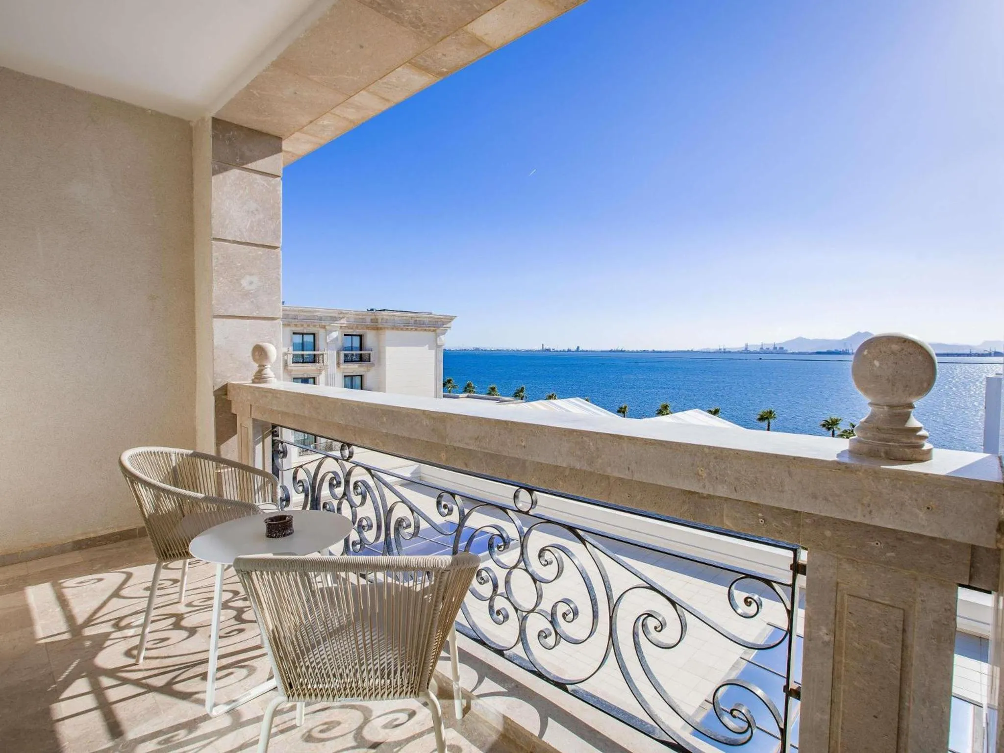 Terrasse avec mobilier d'extérieur et vue sur la mer.