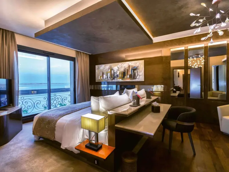 Une chambre spacieuse avec un grand lit et une vue sur la mer.