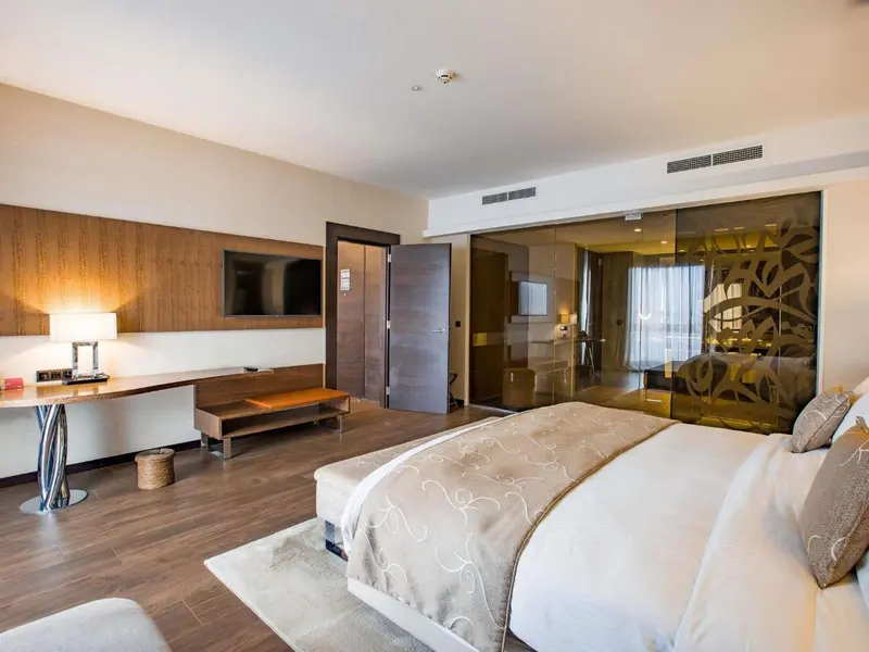 Une chambre d'hôtel moderne avec un grand lit et un bureau.