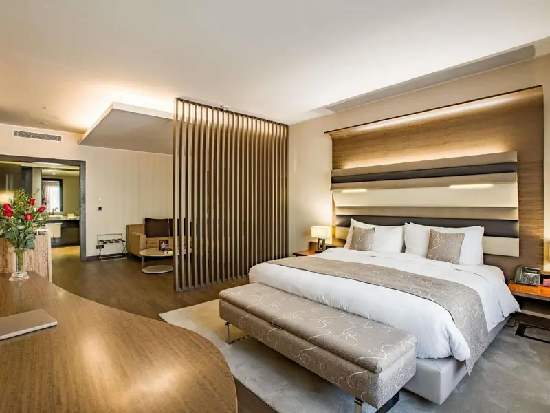 Une chambre lumineuse avec un grand lit et un espace détente.