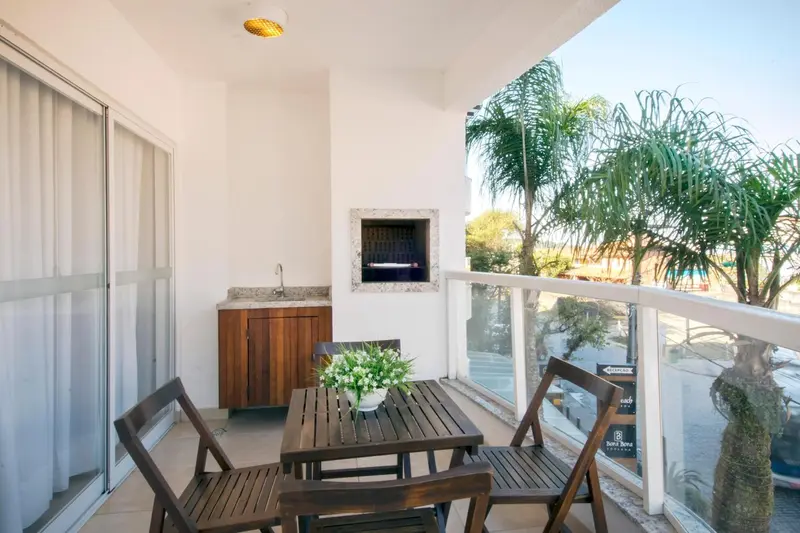 Terrasse avec mobilier de jardin et coin barbecue.