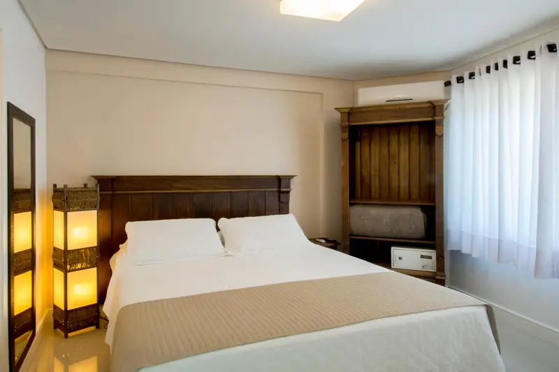 Une chambre lumineuse avec un grand lit et une décoration sobre.