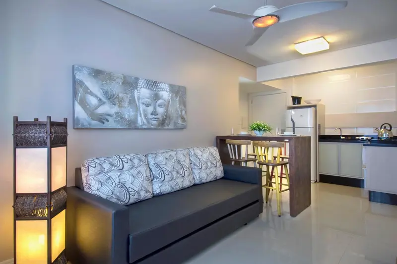 Espace de vie intérieur avec canapé et coin repas.