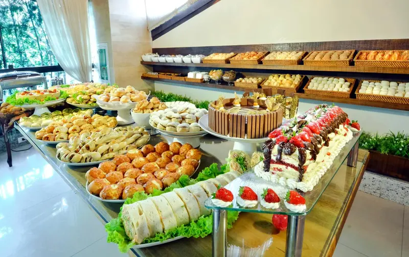 Un buffet propose une grande variété de pâtisseries et de desserts.