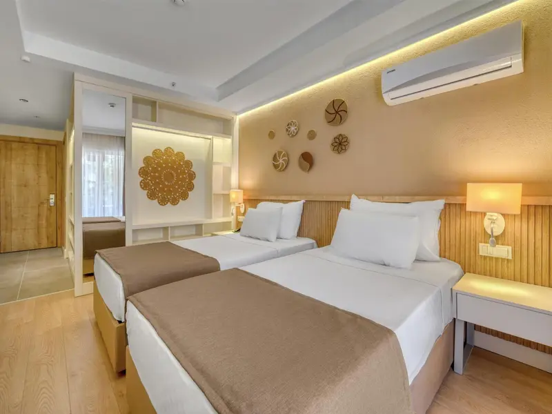Une chambre d'hôtel moderne avec deux lits simples et une décoration murale.