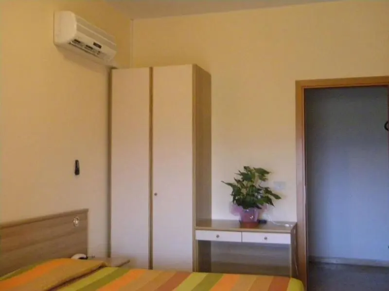 Une chambre simple avec un lit et une commode.