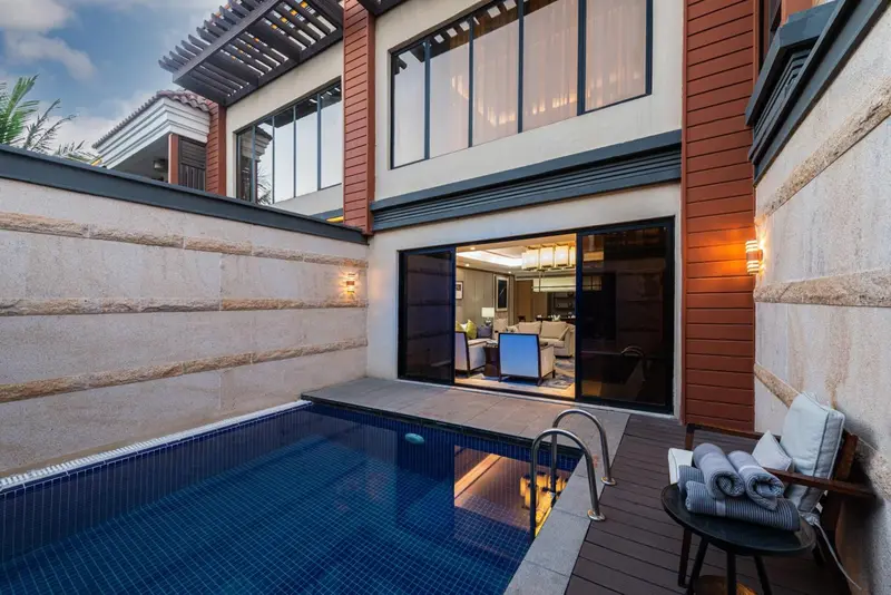 Terrasse avec piscine privée et accès à un espace intérieur lumineux.