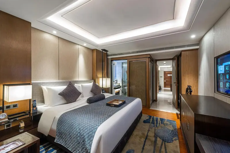 Une chambre d'hôtel moderne avec un grand lit et une décoration sobre.