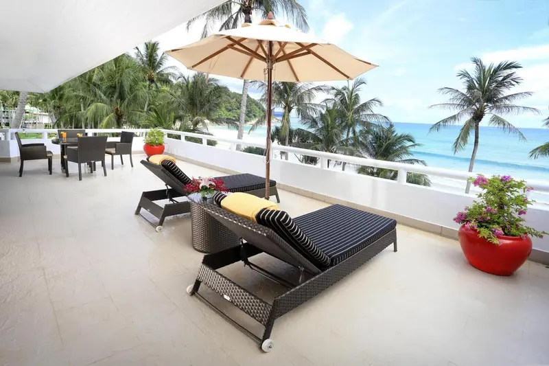 Terrasse avec transats et vue sur la mer.